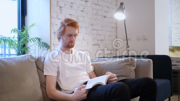 Penve创意人读书坐在沙发上视频的预览图