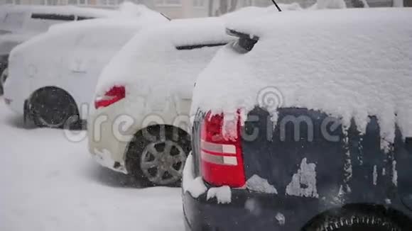 汽车在降雪的停车场里视频的预览图