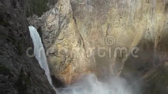 4k阳光明媚的日子里落基山蒸汽瀑布彩虹河流视频的预览图
