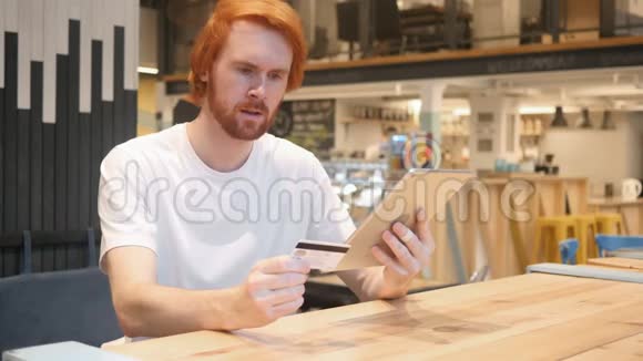 网上购物平板电脑的人在咖啡馆信用卡视频的预览图