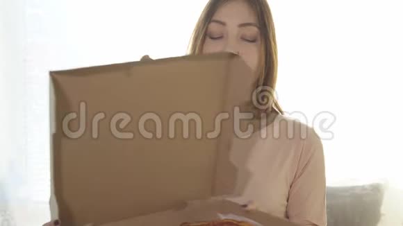年轻的女人吃开胃的披萨卡路里食物视频的预览图