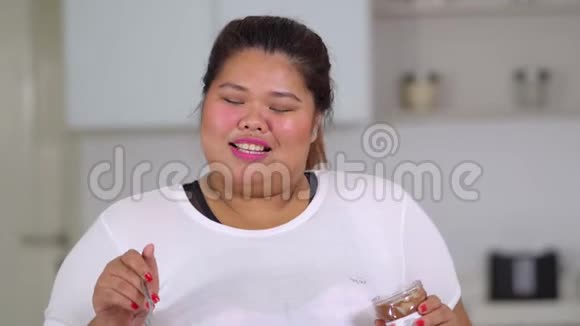 超重的年轻女人享受巧克力奶油视频的预览图