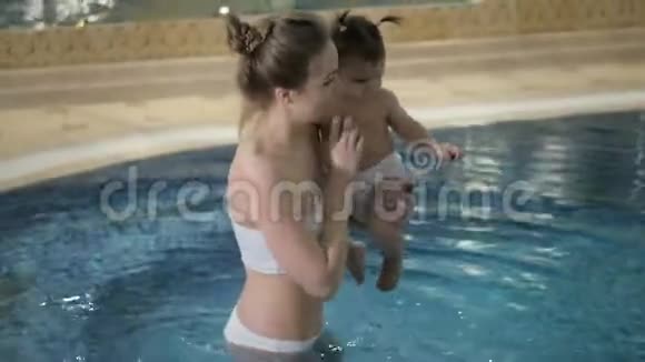 害怕女婴和她第一次游泳视频的预览图