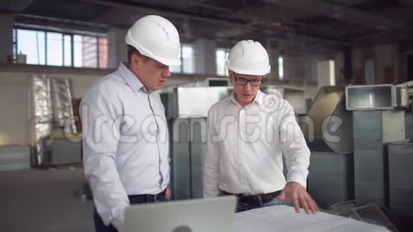 人建筑建筑建筑概念男建筑师或建筑工人头盔蓝图环顾四周视频的预览图