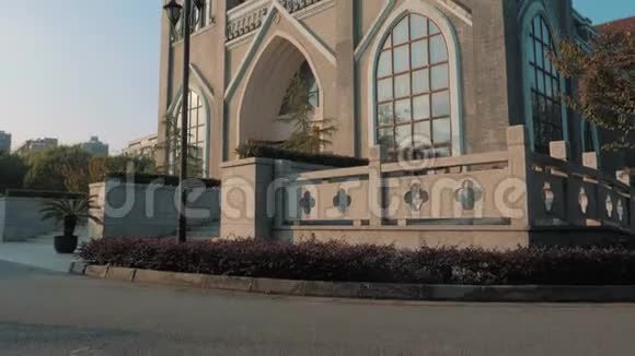 中国苏州2018年12月10日史泰迪卡姆移动镜头前的教堂与两个尖塔和蓝天上视频的预览图