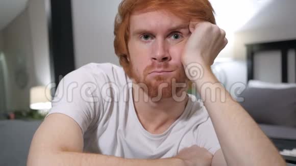 拇指被随便坐着的红发男子关上视频的预览图