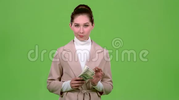 女商人收到了一笔大笔交易的纸币绿色屏幕视频的预览图
