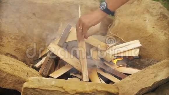 人在烧烤中点燃火焰视频的预览图