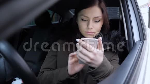 坐在车里的女人用电话和对失败的反应视频的预览图