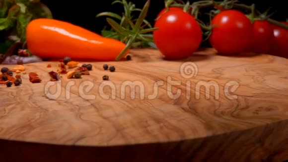帕尔马干酪的立方体落在木板上视频的预览图