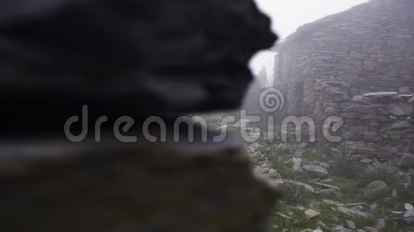 云雾缭绕的山村视频的预览图