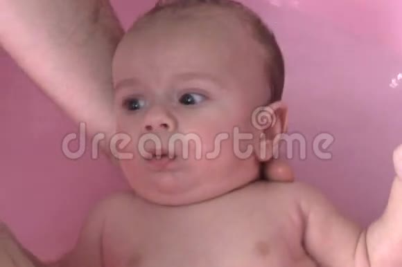 给婴儿洗澡视频的预览图