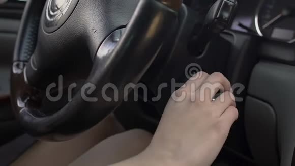 女不确定又整齐的开车在驾校通过考试视频的预览图