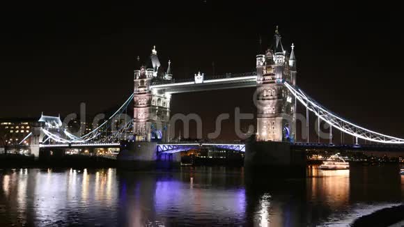 伦敦塔桥开放和关闭提高和降低视频的预览图