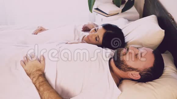 一男一女睡在夫妻身边视频的预览图