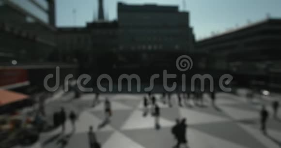 阳光明媚的一天人们在斯德哥尔摩市中心的普拉坦广场散步视频的预览图