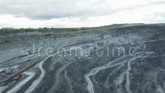 石灰石开采的巨大采石场俯视全景采矿业一个大型采石场的俯视图视频的预览图