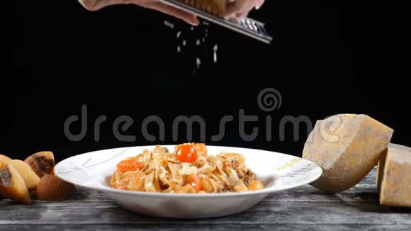 厨师光栅硬奶酪做海鲜意大利面慢动作一种烹调的烤奶酪典型的意大利干酪意大利面视频的预览图