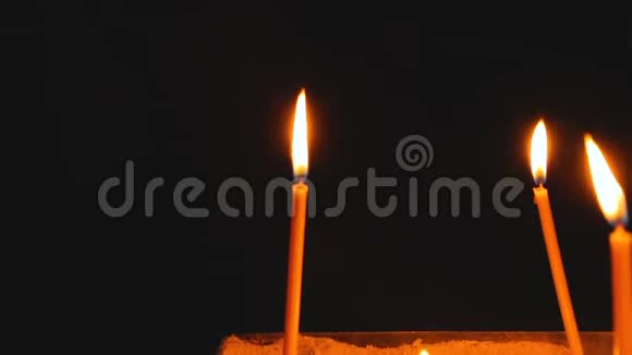 在教堂的特写中为祈祷而燃烧的蜡烛一分钟的沉默宗教的平静视频的预览图