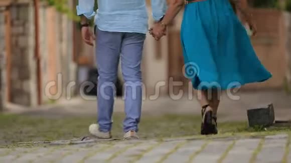 爱的一对情侣牵着手走在欧洲老城的街道上浪漫视频的预览图