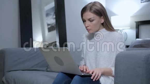 震惊的女人用笔记本电脑工作想着视频的预览图