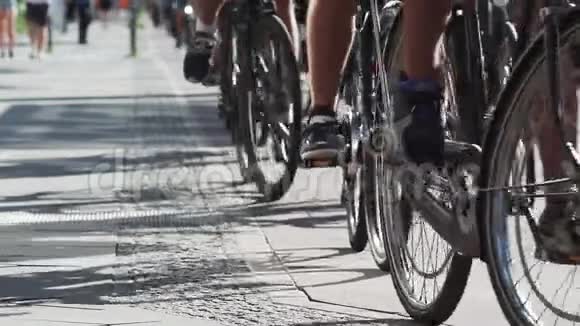 在柏林市指定的自行车车道上骑自行车视频的预览图