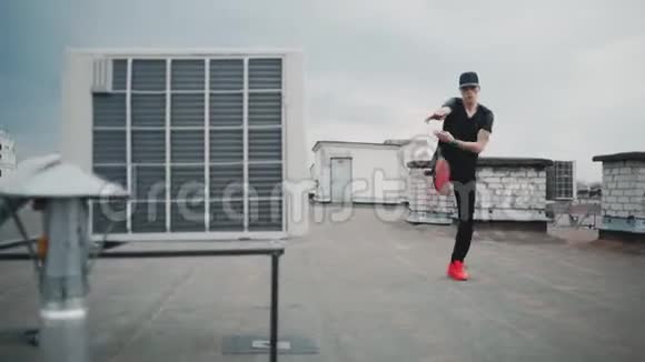 跳舞的家伙在屋顶上跳舞视频的预览图