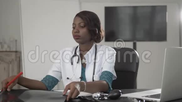 美丽的非裔美国医疗工作者x光医学国际概念黑人医生思维现代视频的预览图