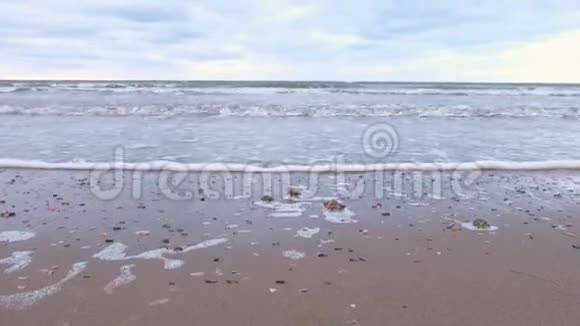 沙滩上强烈的海浪沙子上的拉潘炮弹视频的预览图