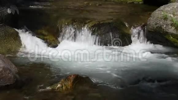 塔溪流过岩石视频的预览图