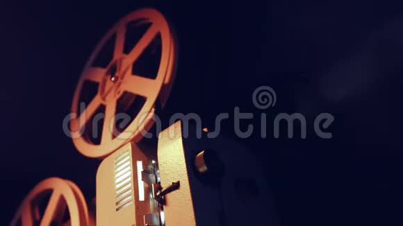 古董电影概念复古电影放映机在黑暗的房间里播放老式古董超级8毫米视频的预览图