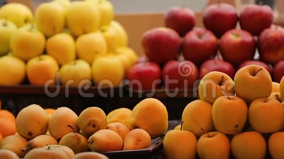 苹果梨和樱桃在格鲁吉亚当地市场维生素生态视频的预览图