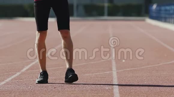 运动员在体育场热身腿部肌肉以改善血液循环视频的预览图