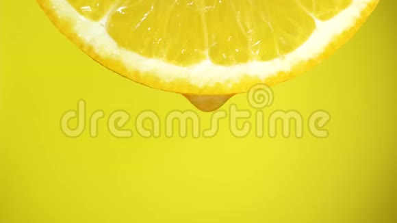 水滴在橘子切片上水果用于饮食和健康食品黄色背景视频的预览图