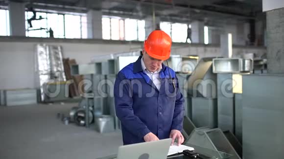 施工人员在工作现场使用数字平板电脑慢动作视频的预览图