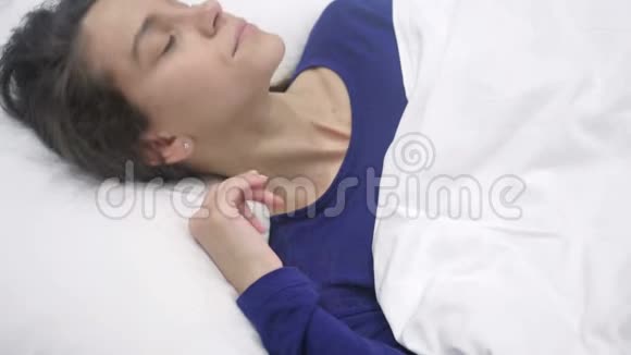 头痛令人不舒服的西班牙裔女人从睡梦中醒来晚上视频的预览图