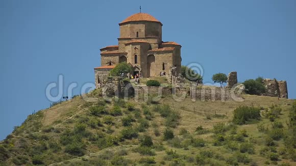 从Jvari修道院步行的教区居民以自然为背景格鲁吉亚旅行视频的预览图