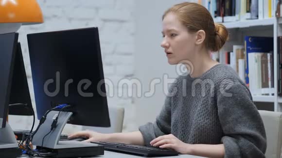 震惊红发妇女在电脑工作时心烦意乱视频的预览图