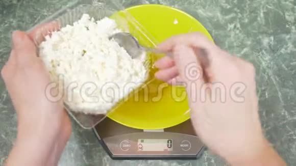 有人在厨房里用电子形式测量干酪4k视频的预览图