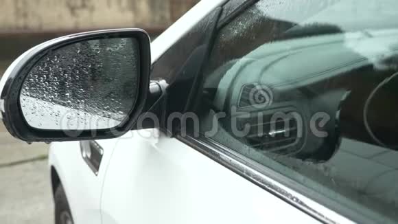 特写雨中一辆车在外面停车场的细节4k慢动作视频的预览图