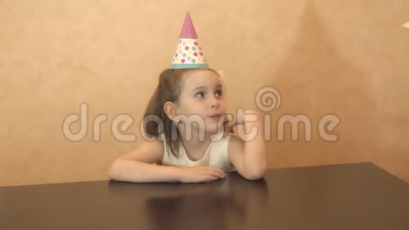孩子们生日聚会给小生日女孩的生日蛋糕家庭庆祝活动视频的预览图