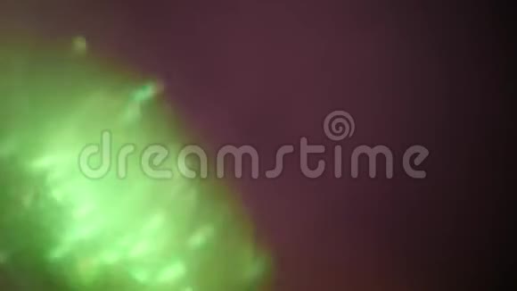 离焦抽象背景生动的颜色模糊颜色眩光紫色背景4k复制空间绿球视频的预览图