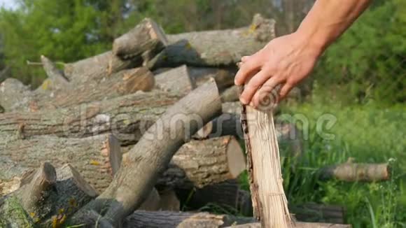 樵夫用一把老式的铁斧砍柴手工切割木材视频的预览图