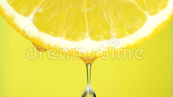 水滴在橘子切片上水果用于饮食和健康食品黄色背景视频的预览图