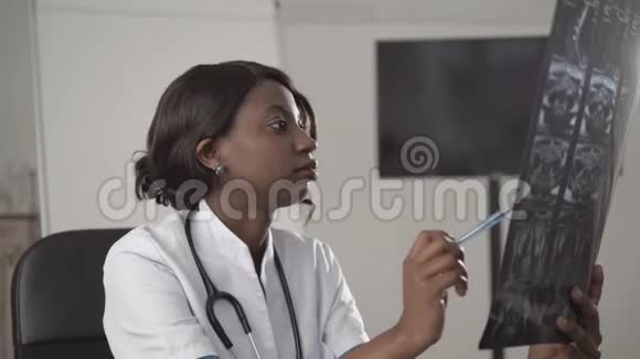 医生美丽的非裔美国医护人员与x光医学国际概念黑人医生思维视频的预览图