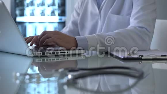 在实验室工作的专业医生手提电脑桌子上的听诊器药物视频的预览图