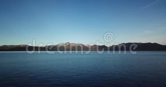 从德隆俯瞰群山和塔霍湖的美景视频的预览图