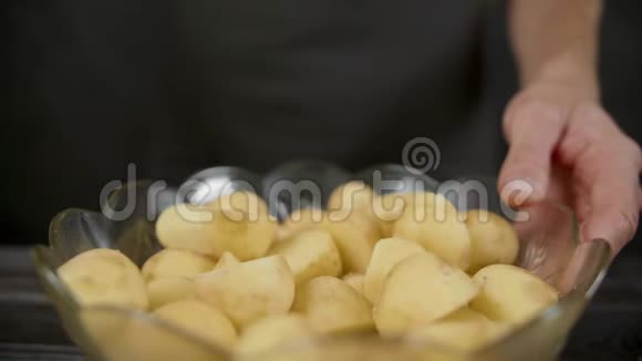 黑厨房里的辣椒土豆视频的预览图