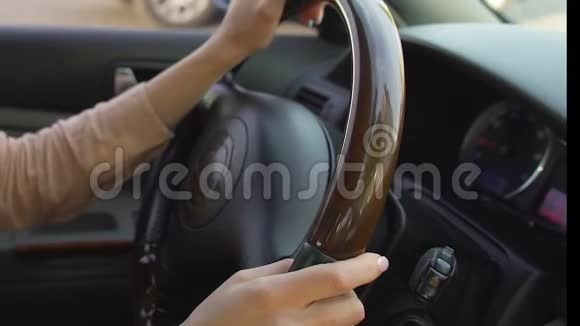 年轻女性自信地握着汽车方向盘女性开车视频的预览图