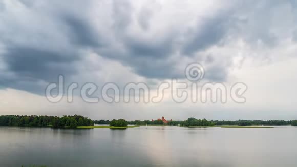 湖面上的雨云特拉凯城堡时光流逝视频的预览图